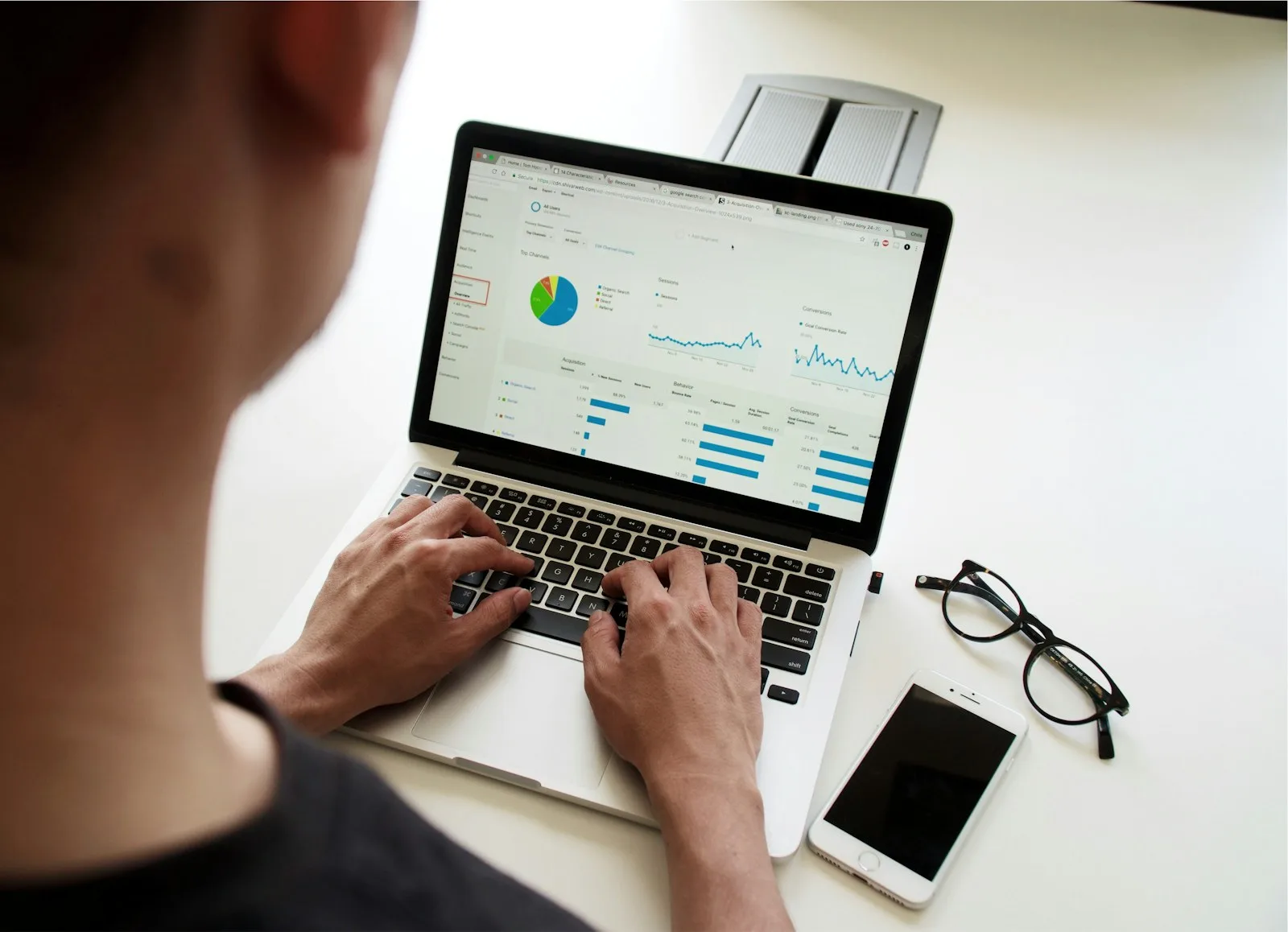 A person analysing their debt situation through tools available online