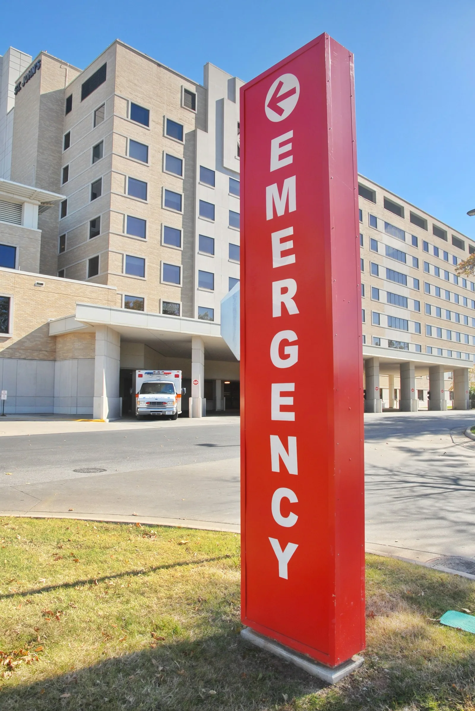 Emergency sign in front of a hospital