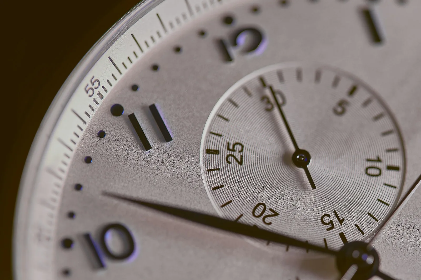 Image of an analog watch face